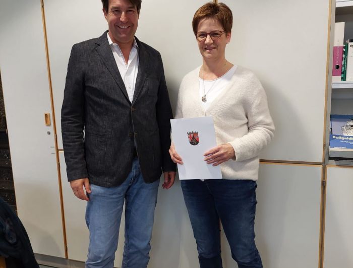 Im Namen des Präsidenten Thomas Linnertz überreichte Schulleiter Liebe der Lehrerin an einer Realschule plus Ute Neust zum 25-jährigen Dienstjubiläum ihre Urkunde und sprach ihr für die der Allgemeinheit geleisteten treuen Dienste Dank und Anerkennung aus. Im Namen des Präsidenten Thomas Linnertz überreichte Schulleiter Liebe der Lehrerin an einer Realschule plus Ute Neust zum 25-jährigen Dienstjubiläum ihre Urkunde und sprach ihr für die der Allgemeinheit geleisteten treuen Dienste Dank und Anerkennung aus.