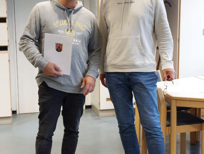 Im Namen des Bildungsministers Teuber überreichte Rektor Liebe dem Konrektor an einer Realschule plus Christoph Daum zum 25-jährigen Dienstjubiläum seine Urkunde und sprach ihm für die der Allgemeinheit geleisteten treuen Dienste Dank und Anerkennung aus. Im Namen des Bildungsministers Teuber überreichte Rektor Liebe dem Konrektor an einer Realschule plus Christoph Daum zum 25-jährigen Dienstjubiläum seine Urkunde und sprach ihm für die der Allgemeinheit geleisteten treuen Dienste Dank und Anerkennung aus.