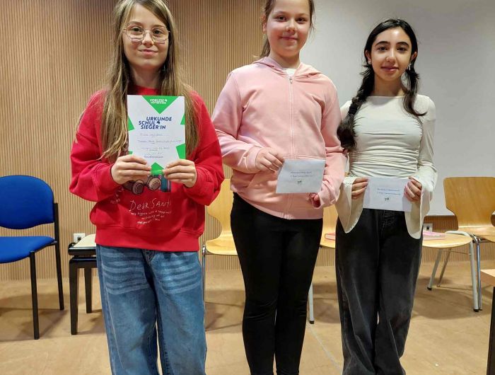 Herzlichen Glückwunsch an die drei Siegerinnen:Platz 1: Elisa Westphal Kl. 6.1 *Platz 2: Laura Rörich Kl. 6.2Platz 3: Hala Fardos Kl. 6.4*Elisa hat sich für den Kreisentscheid in Montabaur qualifiziert. Herzlichen Glückwunsch an die drei Siegerinnen:Platz 1: Elisa Westphal Kl. 6.1 *Platz 2: Laura Rörich Kl. 6.2Platz 3: Hala Fardos Kl. 6.4*Elisa hat sich für den Kreisentscheid in Montabaur qualifiziert.