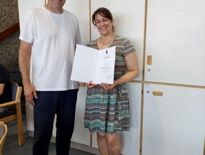 Im Namen des Bildungsministers Teuber überreichte Schulleiter Liebe der Realschullehrerin Christina Cron zum 25-jährigen Dienstjubiläum ihre Urkunde und sprach ihr für die der Allgemeinheit geleisteten treuen Dienste Dank und Anerkennung aus. Im Namen des Bildungsministers Teuber überreichte Schulleiter Liebe der Realschullehrerin Christina Cron zum 25-jährigen Dienstjubiläum ihre Urkunde und sprach ihr für die der Allgemeinheit geleisteten treuen Dienste Dank und Anerkennung aus.