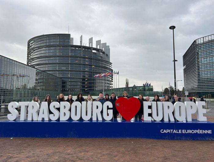 Vom 23. - 27. März ging es für 16 Schülerinnen und Schüler der Stufe 8 nach Straßburg Vom 23. - 27. März ging es für 16 Schülerinnen und Schüler der Stufe 8 nach Straßburg