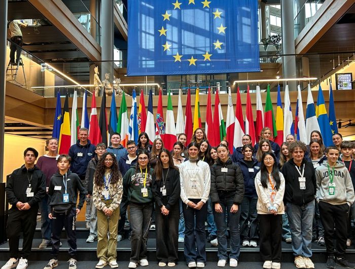 Dort trafen sie sich mit einer Schülergruppe aus Italien und Frankreich. Dort trafen sie sich mit einer Schülergruppe aus Italien und Frankreich.