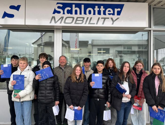 Schülerinnen und Schüler der Klasse 9.3 bei der Betriebsbesichtigung von Schlotter Mobility in Wirges.
