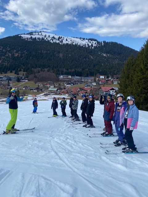 Am nächsten Tag ging es für die Anfänger vom Übungshang auf die richtige Piste, hier am Schwandenlift. Nachmittags wurde der Schnee bei der Wärme etwas weicher!