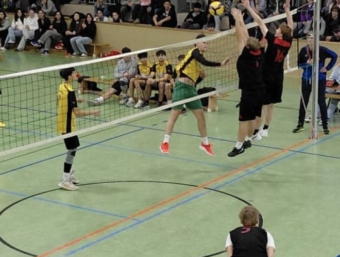 Das zweite Spiel bestritt unsere Mannschaft gegen die IGS Plaidt. Trotz Satzball im ersten Satz ging der Satz mit 25:27 verloren.
