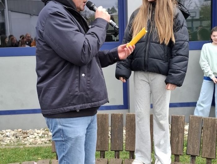 Am letzten Schultag vor den Osterferien gratuliert Schulleiter Liebe Elisa Westphal zu dem außergewöhnlichen Erfolg.