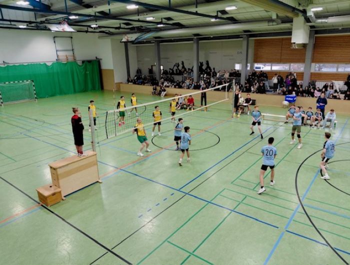 Das erste Spiel gewann unser Team mit 2:1 Sätzen gegen das Wilhelm-Remy Gymnasium Bendorf.