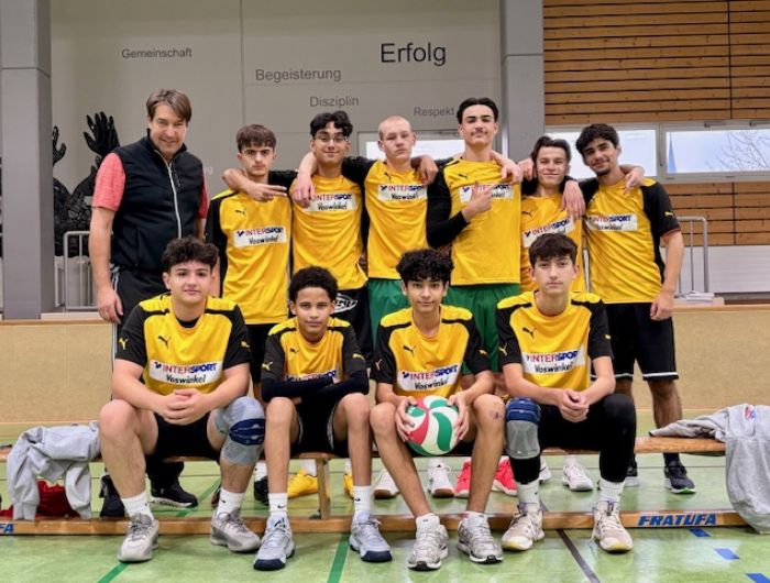 unten v.l.n.r. Arion Pacolli, Olisama-Yaden Berreiter, Deniz Tasan, Petrit Korqaj (alle Stufe 8)
hinten v.l.n.r. Erijon Kastrati, Enes, Alagöz, Michael Hrabowski, Ensar Selami, Szymon Pietrzak, Aron Kurtaj 