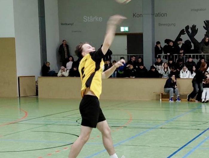 Szymon beim Aufschlag