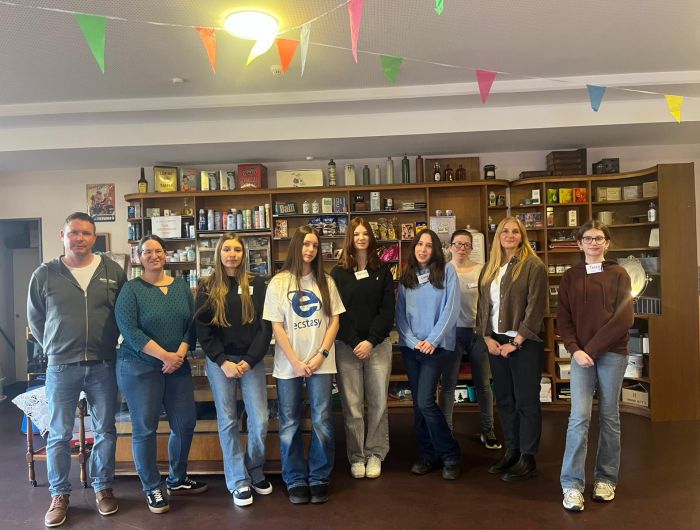 Schülerinnen  der Stufe 9 und 10 besuchen  mit herrn Adams das Seniorenzentrum in Dernbach