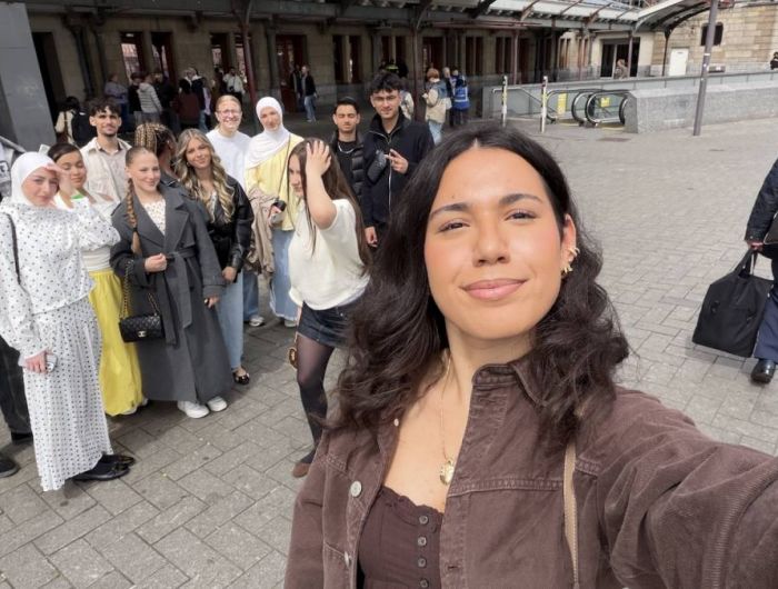 Am Hauptbahnhof: 
Macht ein Gruppen- Selfie vor dem Gebäude. Einer muss so tun, als würde er den Zug verpassen.