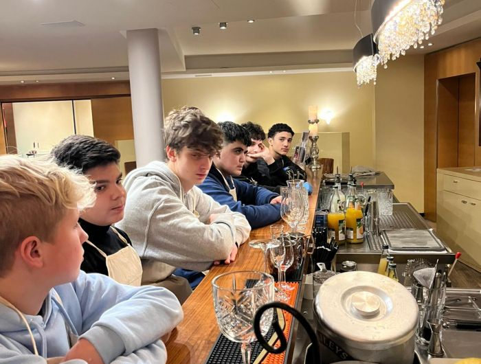 Aktion "Talents of the nights" wird jedes Jahr vom Hotel Heinz in Höhr- Grenzhausen angeboten. Schülerinnen und Schüler der Stufe 9 unserer Schule waren wieder mit dem Berufswahlkoordinator Herr Adams mit dabei.