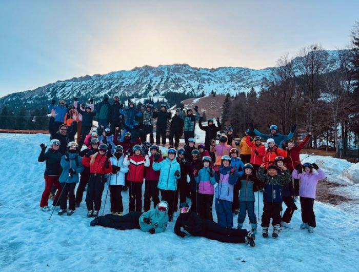 Gruppenfoto hinter unserer Unterkunft (Haus Rheinland-Pfalz) im Hintergrund das Skigebiet der Bergbahnen Oberjoch/ Bad Hindelang